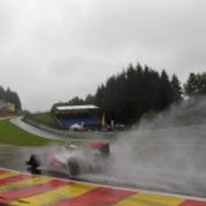 Lewis Hamilton pasa por Eau Rouge durante los entrenamientos