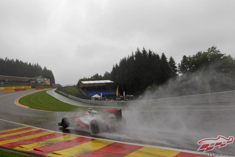 Lewis Hamilton pasa por Eau Rouge durante los entrenamientos