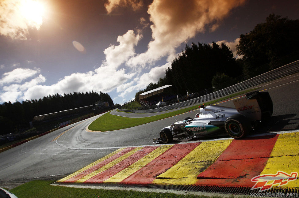 Espectacular foto de Michael Schumacher en Eau Rouge