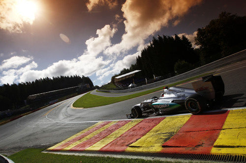 Espectacular foto de Michael Schumacher en Eau Rouge