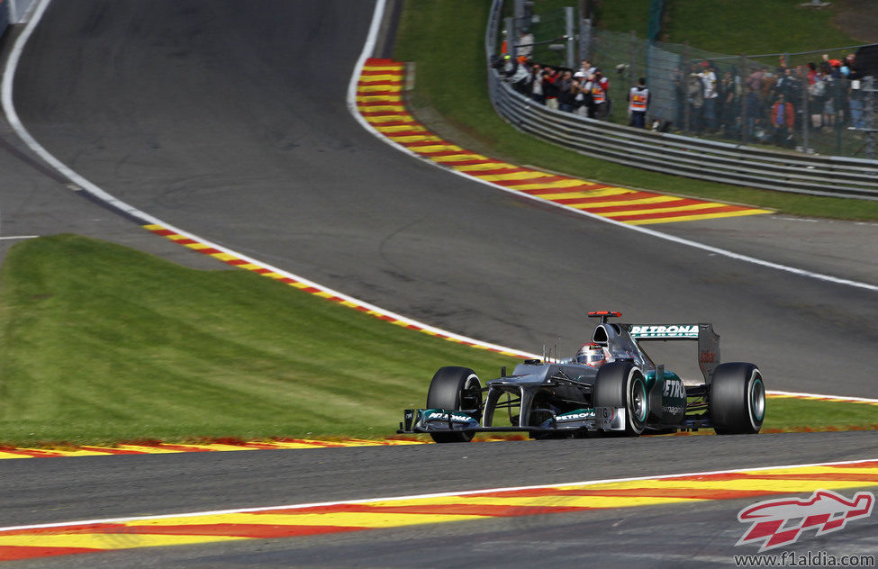 Schumacher subiendo desde Eau Rouge con su Mercedes