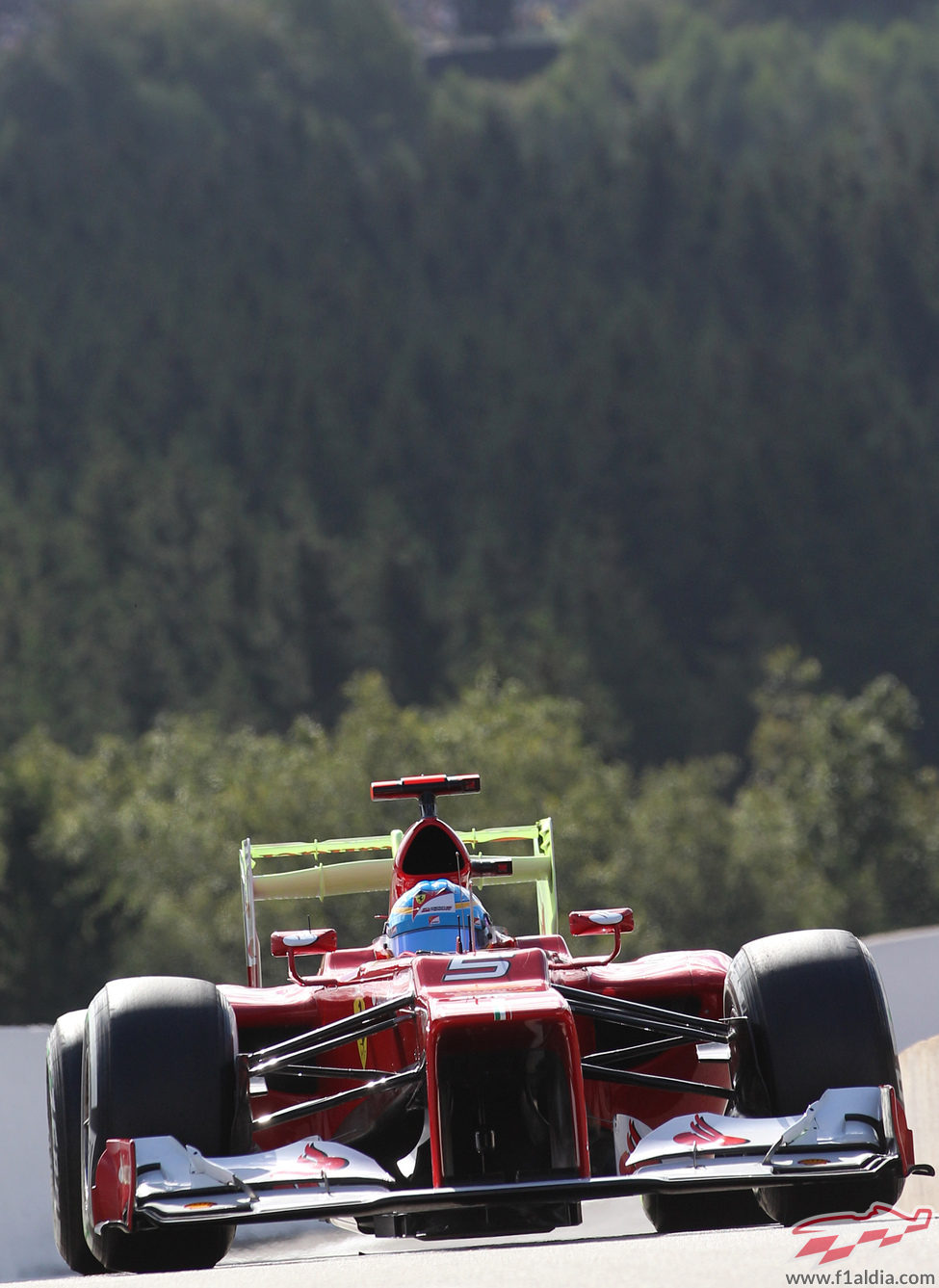 Fernando Alonso con el DRS abierto en Spa