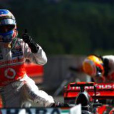 Jenson Button se baja del coche tras lograr la 'pole' en Spa 2012