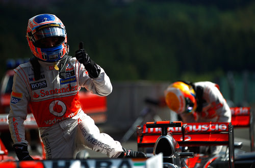 Jenson Button se baja del coche tras lograr la 'pole' en Spa 2012