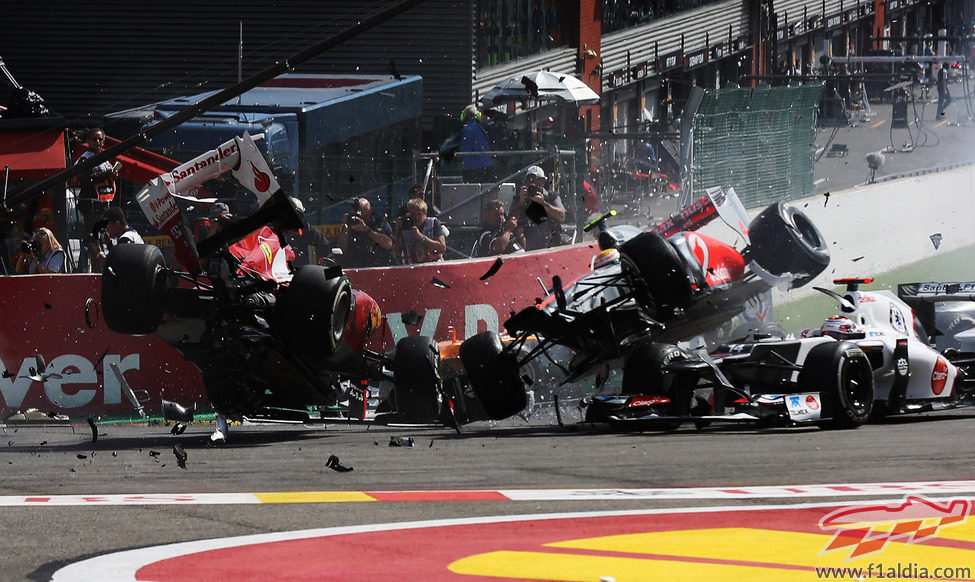 Alonso y Hamilton "vuelan" en la salida del GP de Bélgica 2012