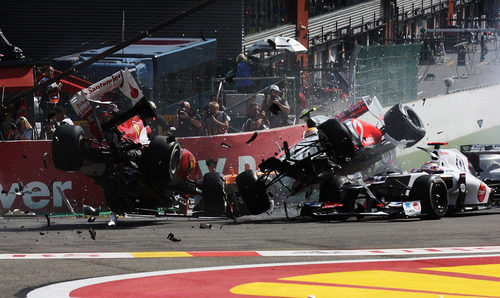 Alonso y Hamilton "vuelan" en la salida del GP de Bélgica 2012