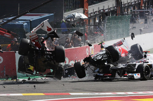 Accidente brutal en la primera curva del GP de Bélgica 2012