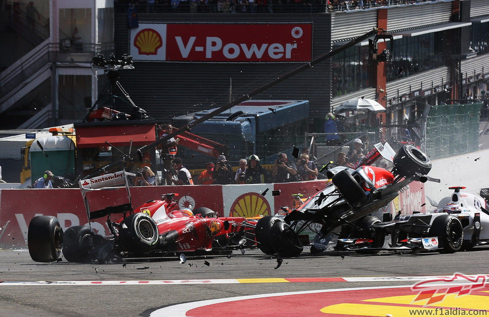Lewis Hamilton "volando" en la salida del GP de Bélgica 2012