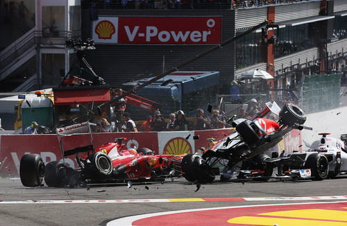 Lewis Hamilton "volando" en la salida del GP de Bélgica 2012