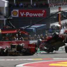Grosjean, Alonso y Hamilton en el gran accidente de Spa