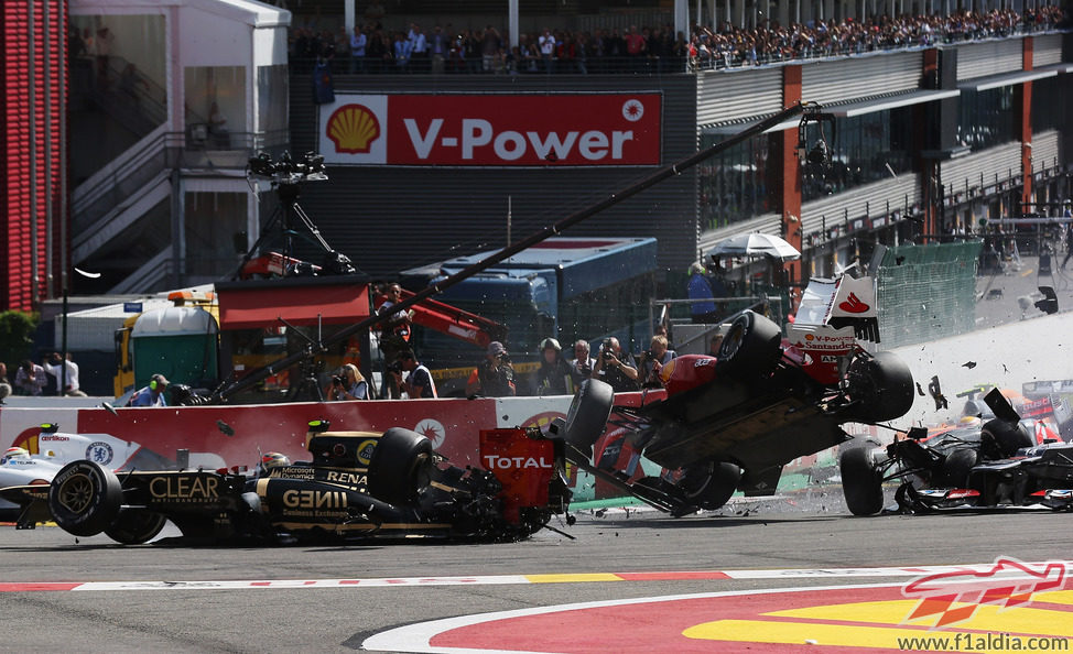 Grosjean, Alonso y Hamilton en el gran accidente de Spa