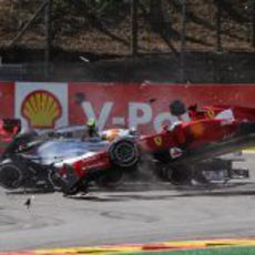 Hamilton y Alonso chocan en la primera curva de Spa 2012