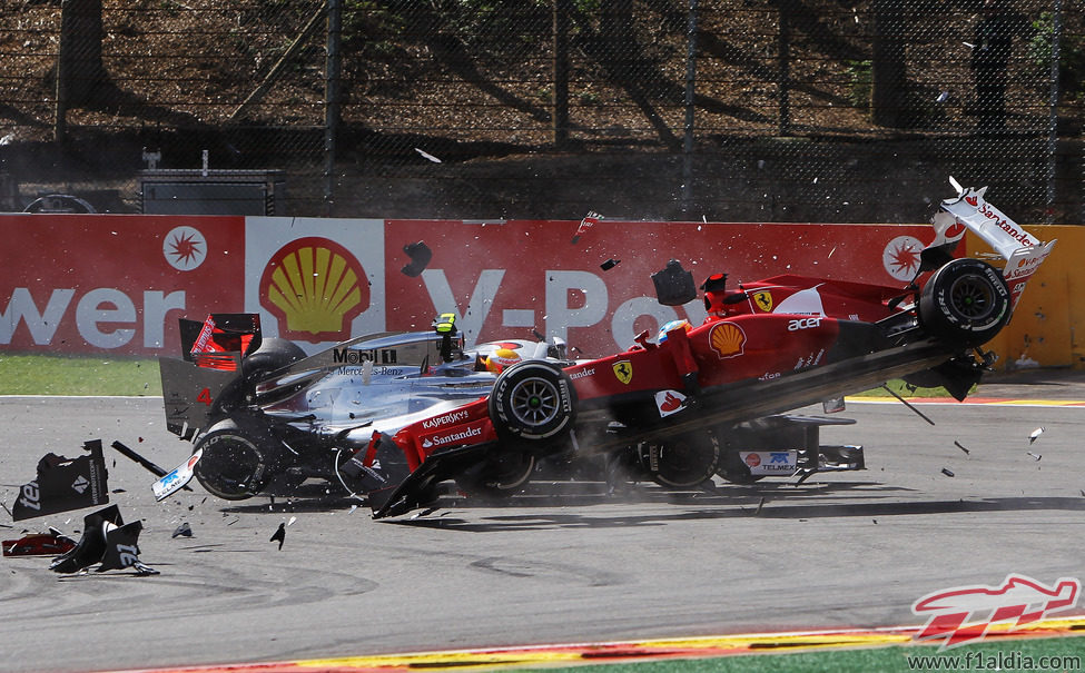 Hamilton y Alonso chocan en la primera curva de Spa 2012