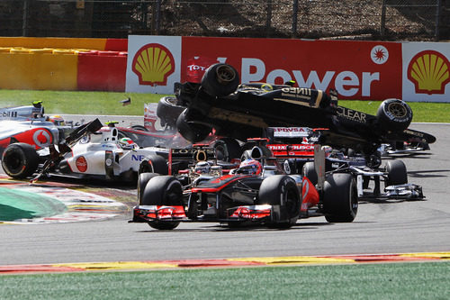 Romain Grosjean "volando" en la salida del GP de Bélgica 2012