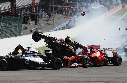 Romain Grosjean hace 'strike' en la primera curva de Spa 2012