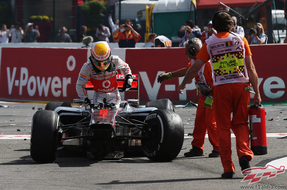 Hamilton sale de su coche destrozado en Spa