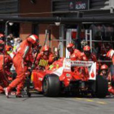 Felipe Massa realiza una parada durante el GP de Bélgica 2012