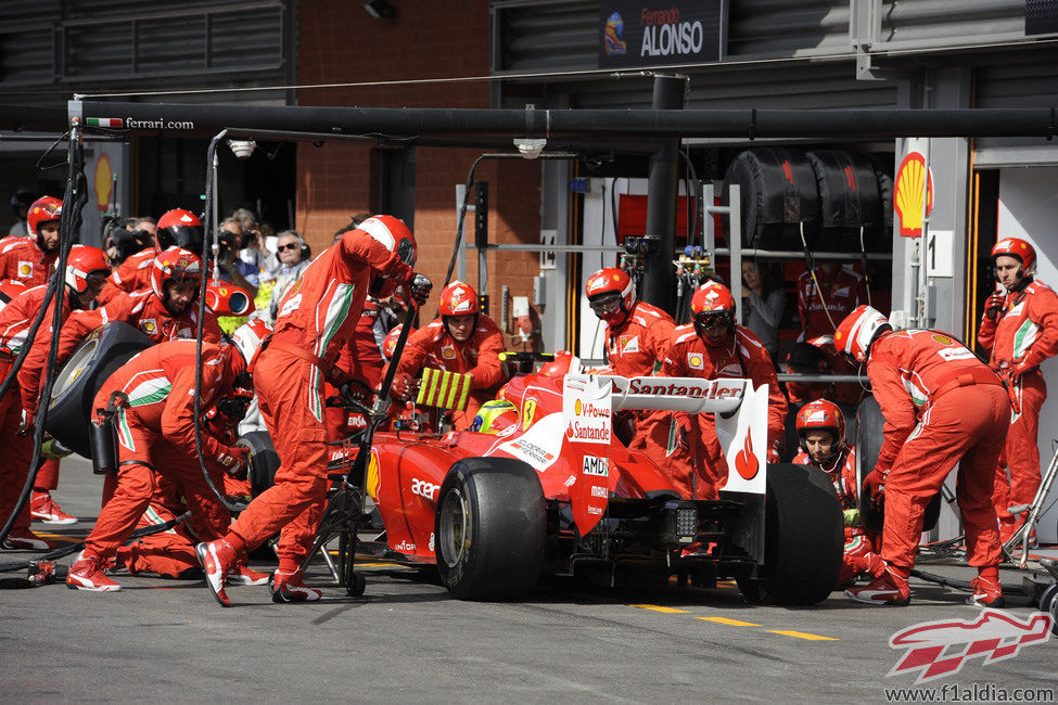 Felipe Massa realiza una parada durante el GP de Bélgica 2012