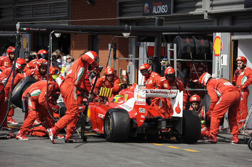 Felipe Massa realiza una parada durante el GP de Bélgica 2012