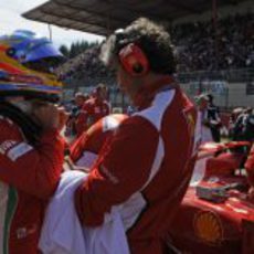 Fernando Alonso se prepara antes de la carrera en Spa