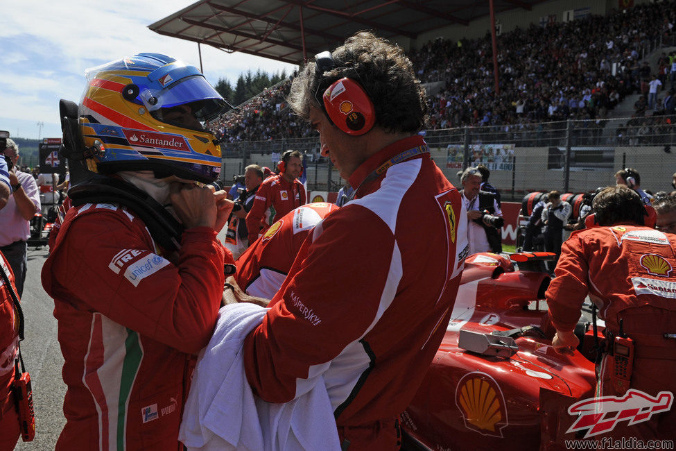 Fernando Alonso se prepara antes de la carrera en Spa