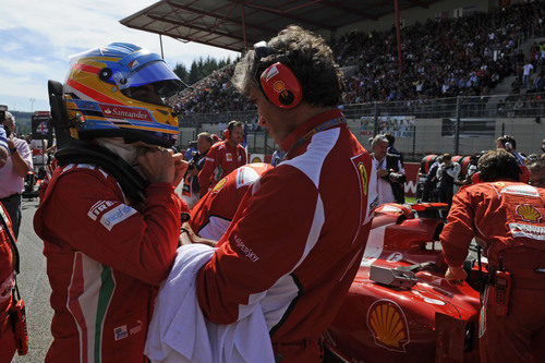 Fernando Alonso se prepara antes de la carrera en Spa