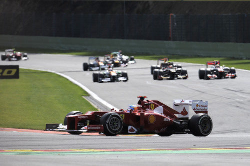 Fernando Alonso completa la vuelta de formación en spa