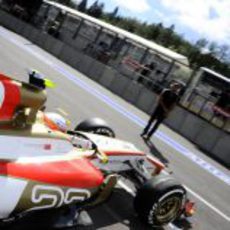 Narain Karthikeyan sale del garaje de HRT en Spa