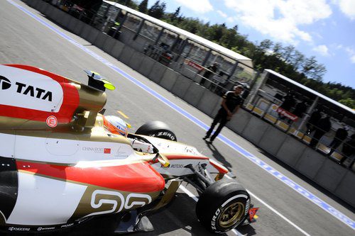 Narain Karthikeyan sale del garaje de HRT en Spa