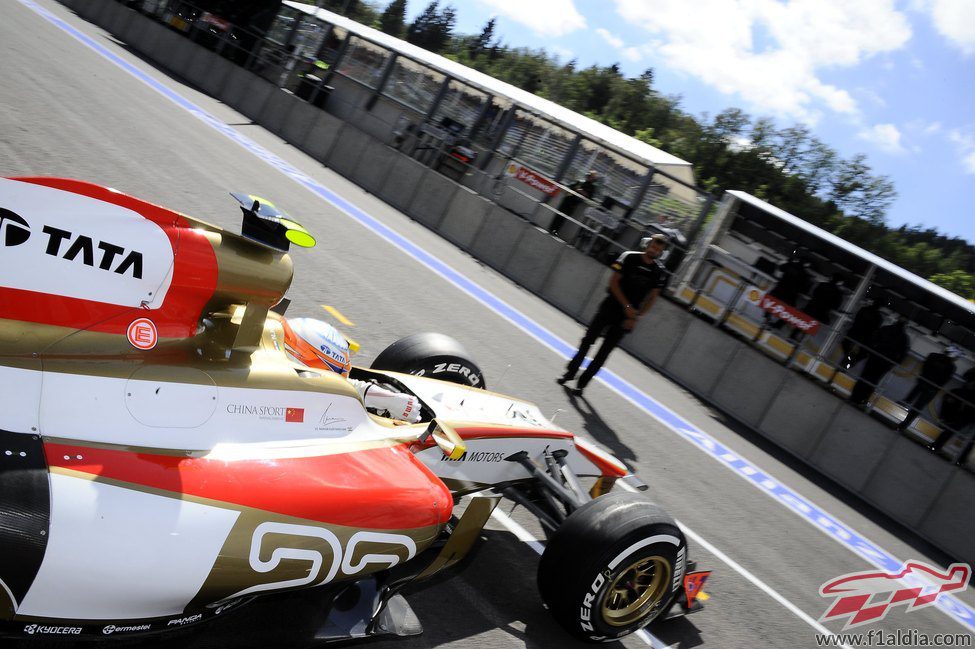 Narain Karthikeyan sale del garaje de HRT en Spa