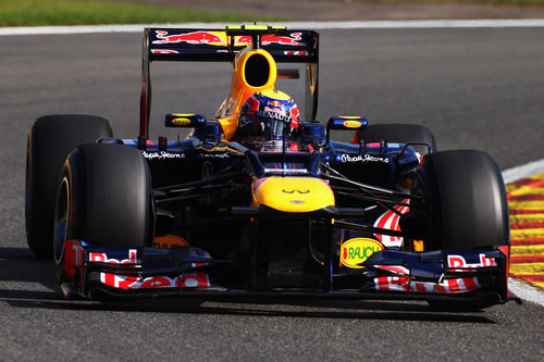 Mark Webber intenta lograr un buen tiempo en la clasificación de Spa