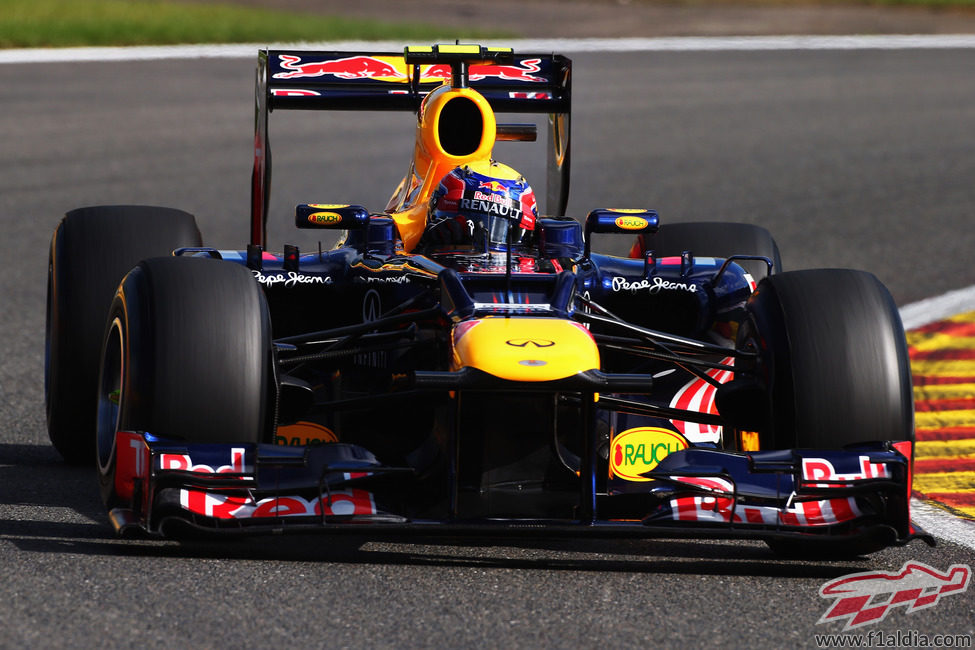 Mark Webber intenta lograr un buen tiempo en la clasificación de Spa