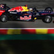 El Red Bull de Sebastian Vettel rueda en el mítico Spa-Francorchamps