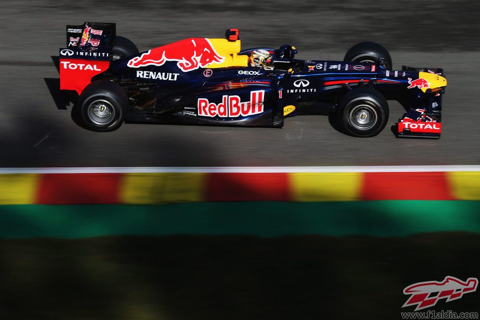El Red Bull de Sebastian Vettel rueda en el mítico Spa-Francorchamps