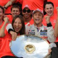 Jenson Button celebra la victoria junto al equipo y a Jessica Michibata