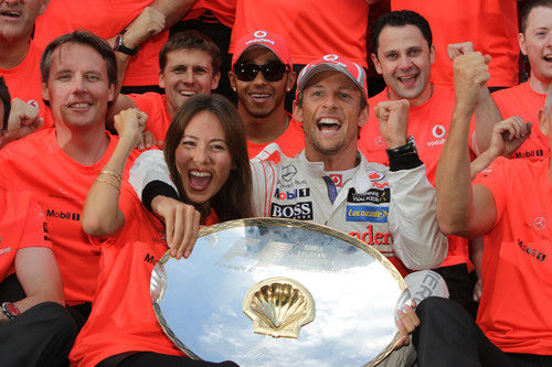 Jenson Button celebra la victoria junto al equipo y a Jessica Michibata