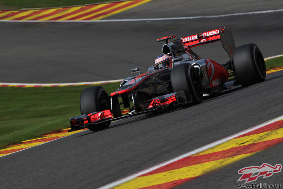 Jenson Button conduce hacia la victoria en Spa