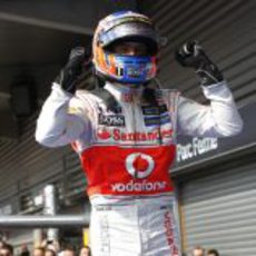 Jenson Button celebra su victoria al terminar la carrera