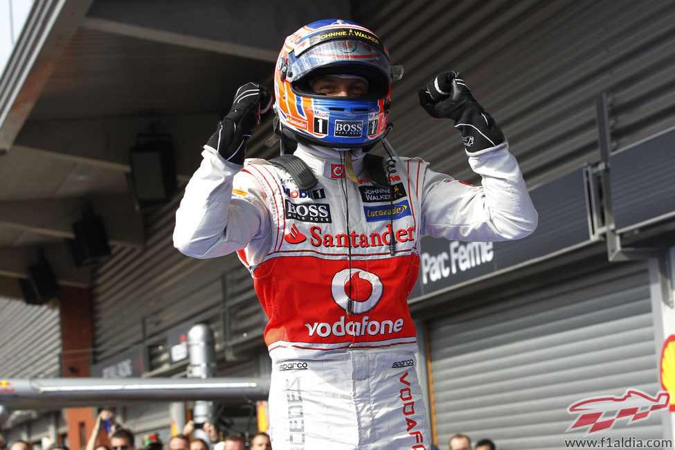 Jenson Button celebra su victoria al terminar la carrera