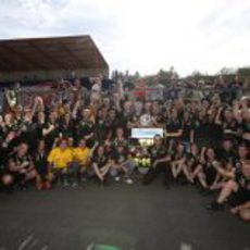 El equipo Lotus celebra el tercer puesto de Räikkönen en Spa