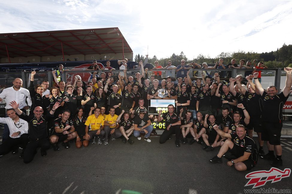 El equipo Lotus celebra el tercer puesto de Räikkönen en Spa