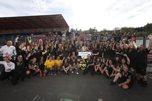 El equipo Lotus celebra el tercer puesto de Räikkönen en Spa