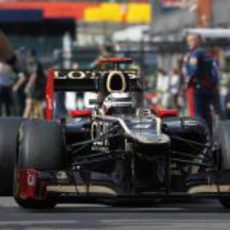 Kimi Räikkönen pasa por el 'pitlane' en Spa