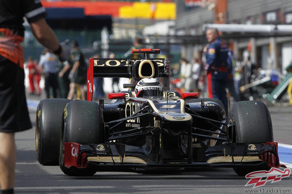 Kimi Räikkönen pasa por el 'pitlane' en Spa