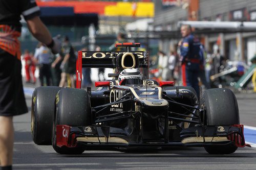 Kimi Räikkönen pasa por el 'pitlane' en Spa