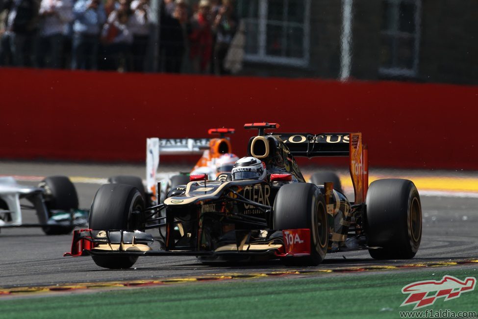 Kimi Räikkönen trata de mantener el ritmo en carrera
