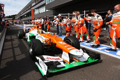 Los mecánicos de Force India reciben a Hülkenberg