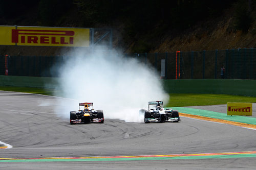 Michael Schumacher apura la frenada frente a Sebastian Vettel