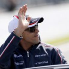 Pastor Maldonado saluda a la afición en Spa