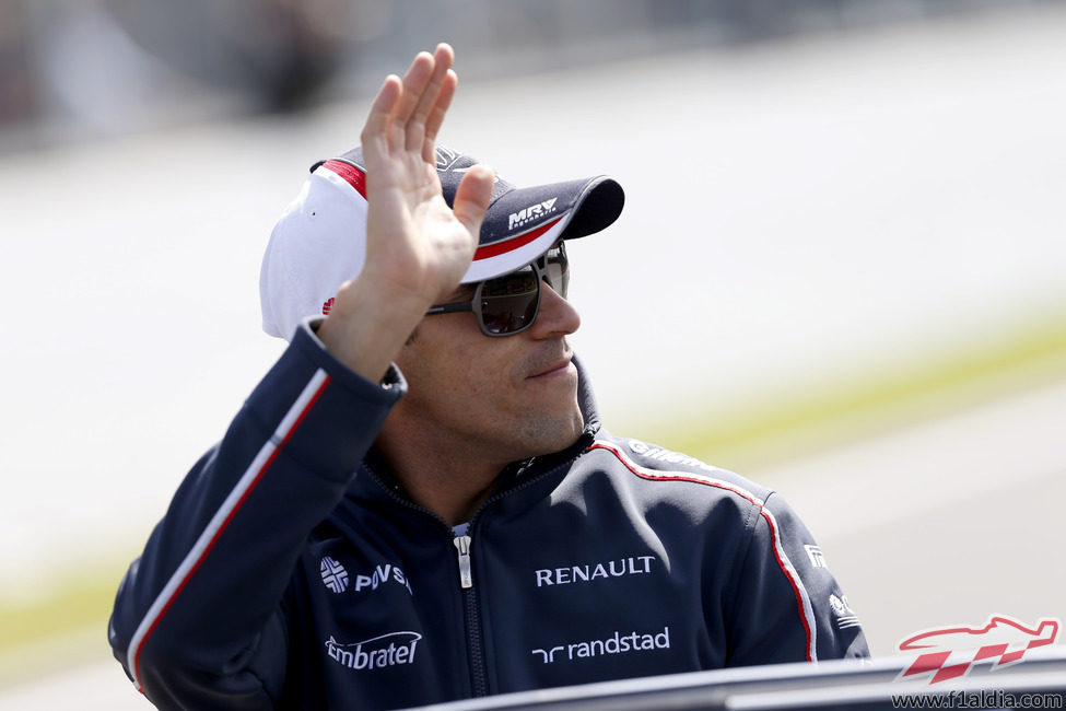 Pastor Maldonado saluda a la afición en Spa